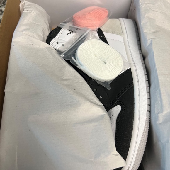 AJ1 Bleached Coral - Picture 3 of 7